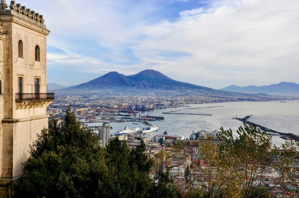 Mount Vesuvius as seen from Naples, Italy photo by Francesco Baerhard under license by Unsplash.com