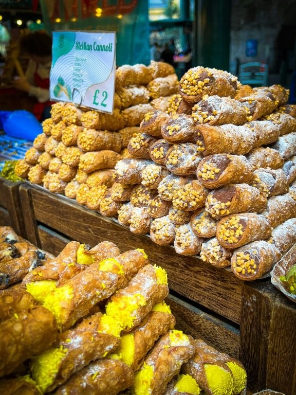 Cannoli a Sicilian treat photo by Frankie Lopez under license by Unsplash.com