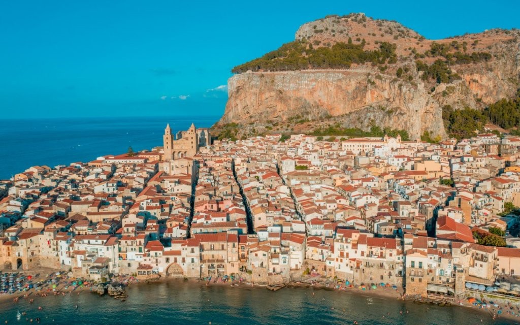 Cefalu, Sicily, Italy photo by Henrique Ferreira under license by Unsplash.com