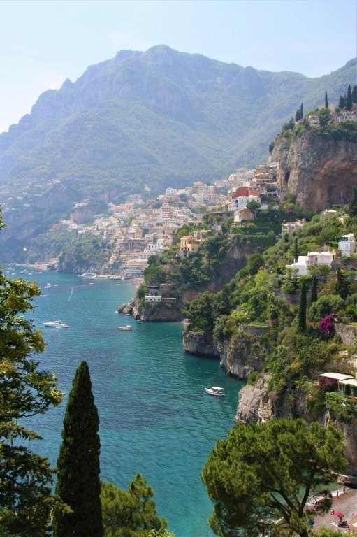 Amalfi Coast photo by Sergio Otoya under license by Unsplash.com