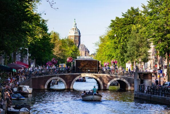 Amsterdam, Netherlands Tour photo by Gautam Krishnan under license by Unsplash.com